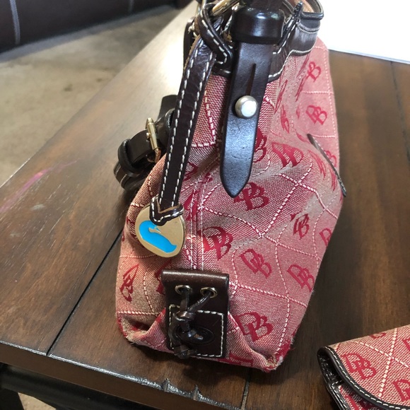 Dooney & Bourke medium Red signature canvas Buc - Picture 3 of 7